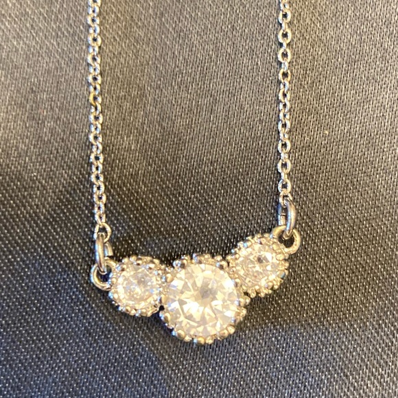 Retro 1990s Avon three stone pendant necklace in Silvertone - Picture 2 of 7